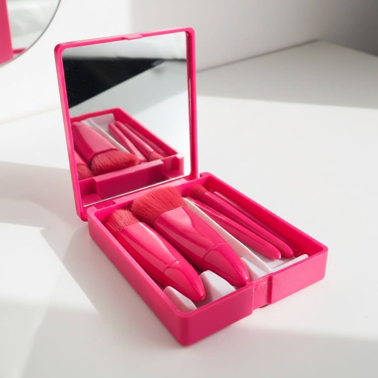 Picture of 5 Brushes with a Plastic Mirror Box